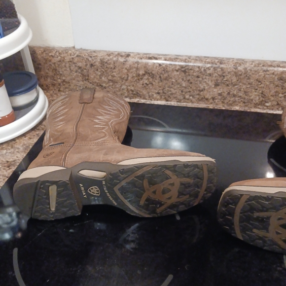 LOWERED PRICE Ariat Insulated Water Proof Size 8B Boots  Brown, - Picture 11 of 12